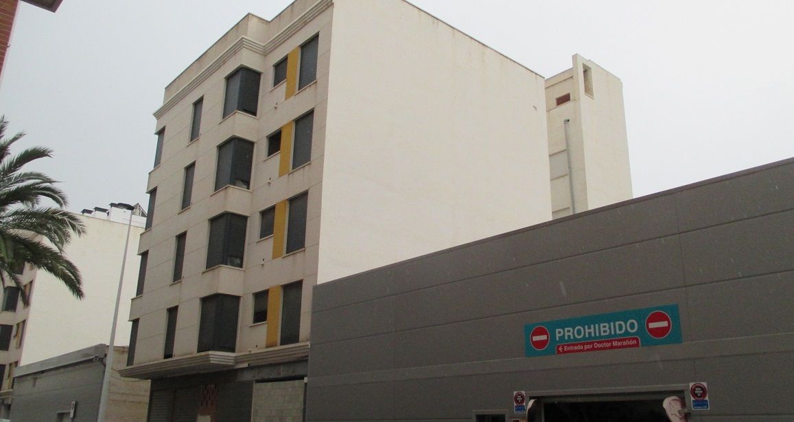 Vista exterior de Edifici en venda en Elche / Elx