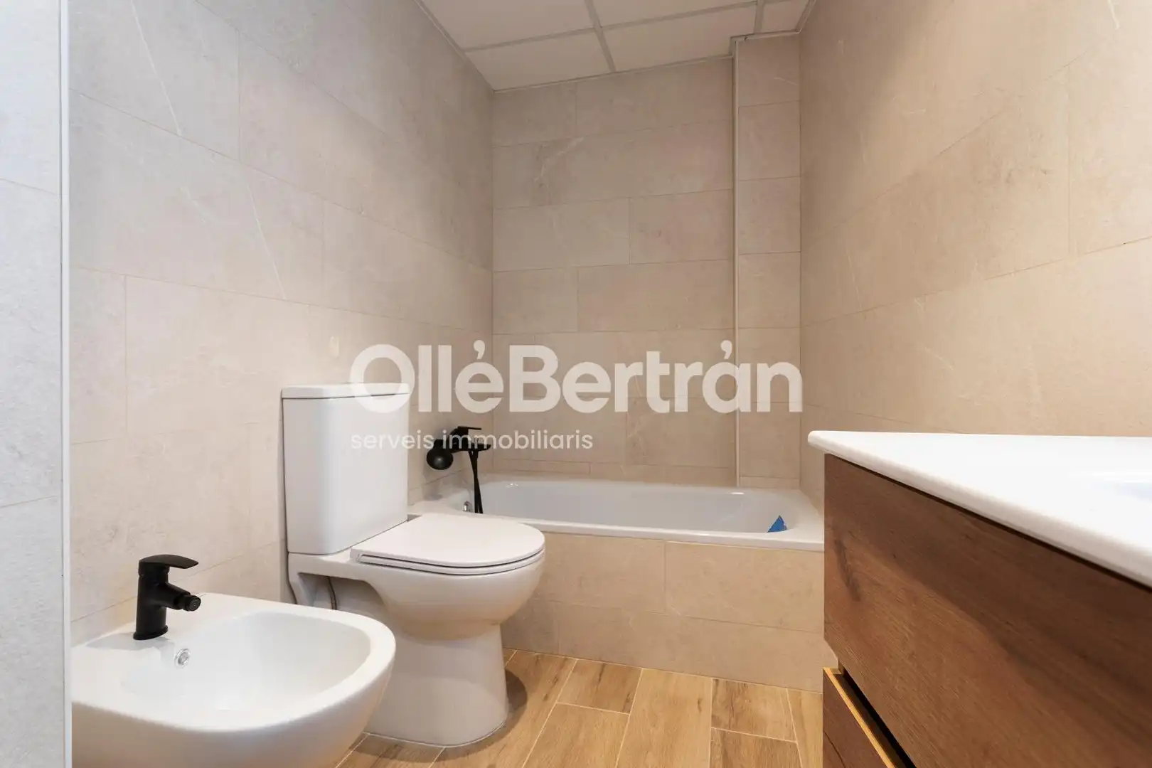 Baño de Piso en venta en Barcelona con Calefacción, Horno y TV