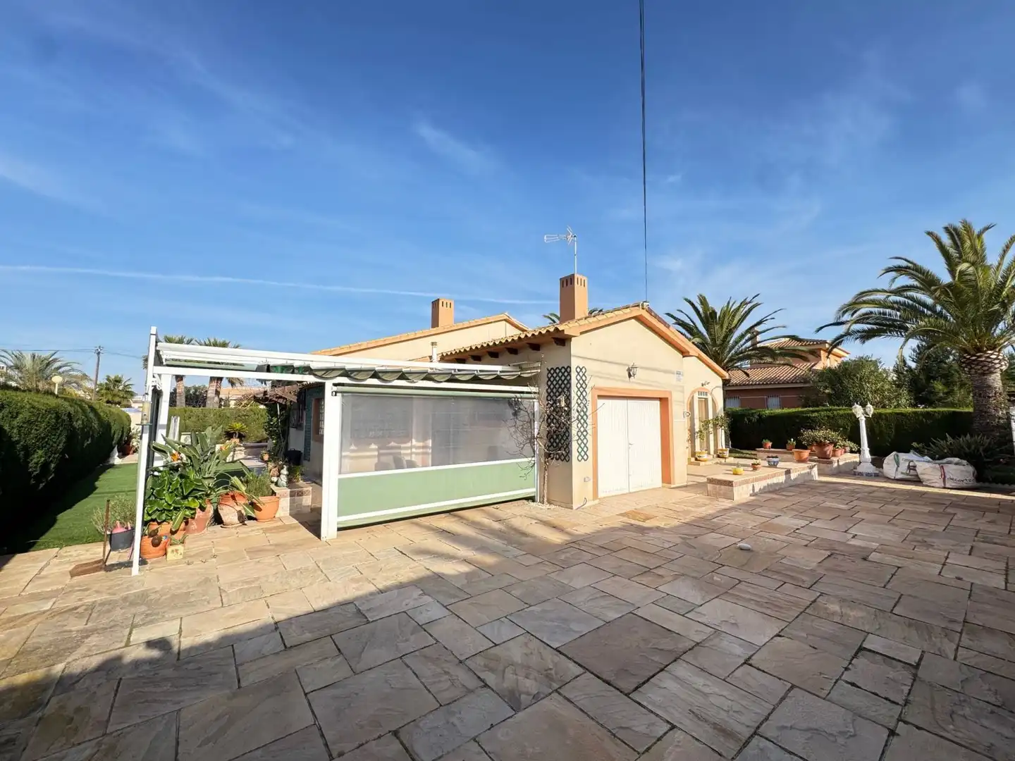 Vista exterior de Casa o xalet en venda en Orihuela amb Aire condicionat i Jardí privat