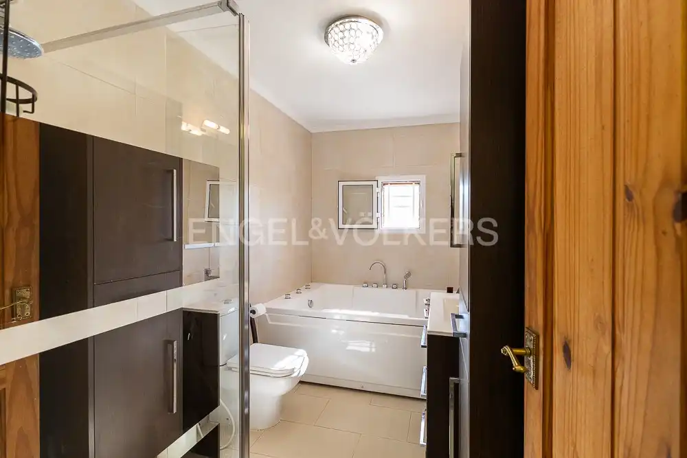 Baño de Casa o chalet de alquiler en Turís con Aire acondicionado, Calefacción y Jardín privado