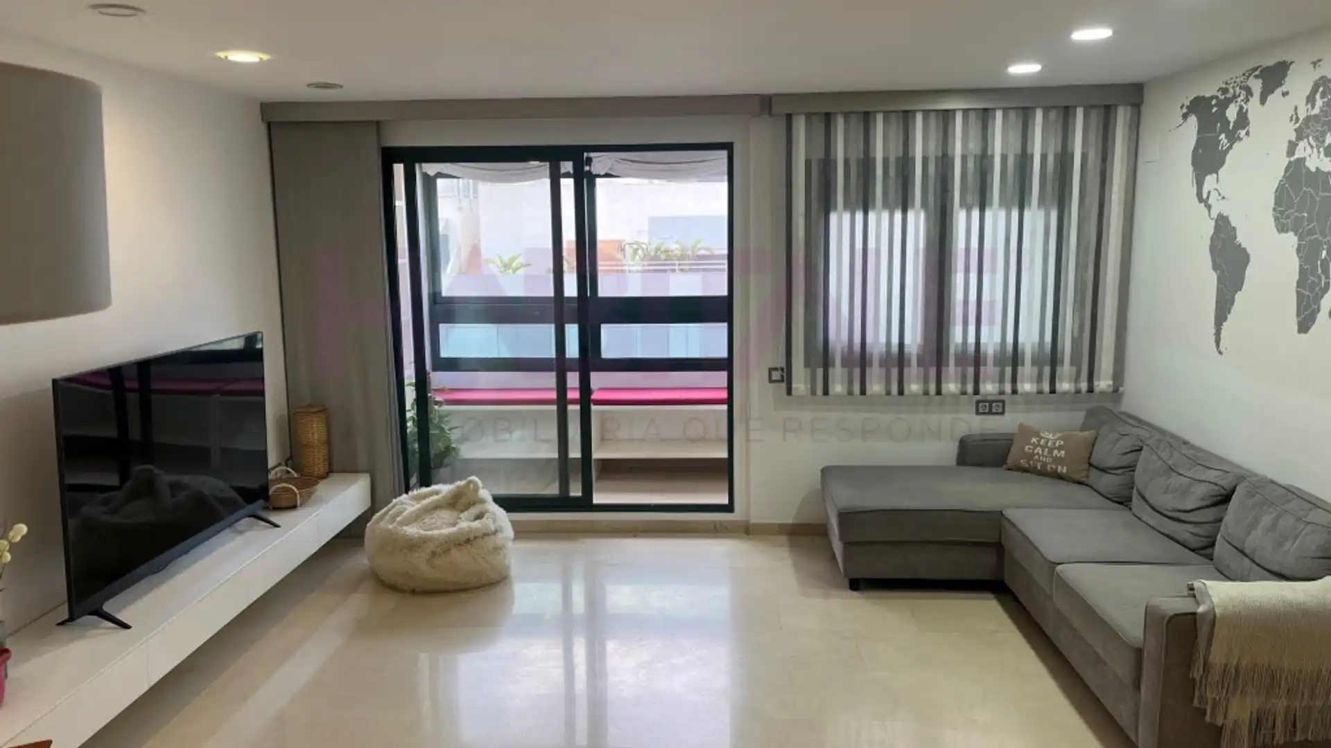 Sala de estar de Piso de alquiler en  Valencia Capital con Aire acondicionado, Terraza y Piscina