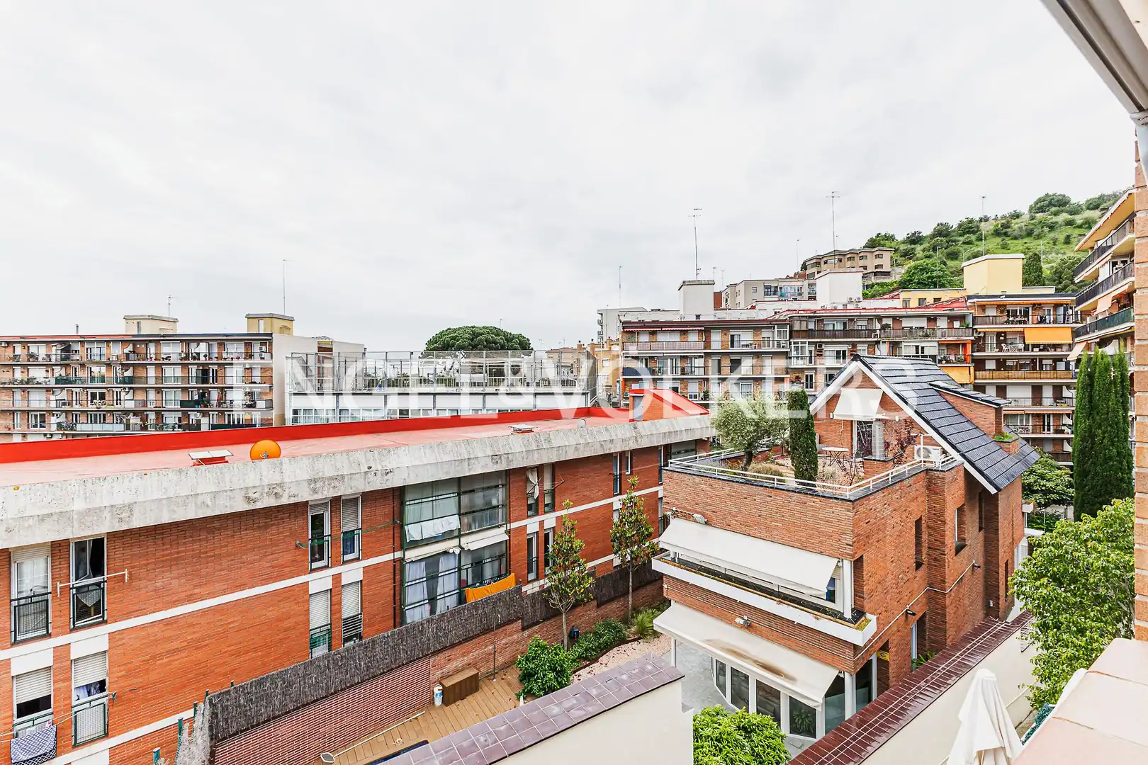 Außenansicht von Einfamilien-Reihenhaus zum Verkauf in Barcelona mit Heizung
