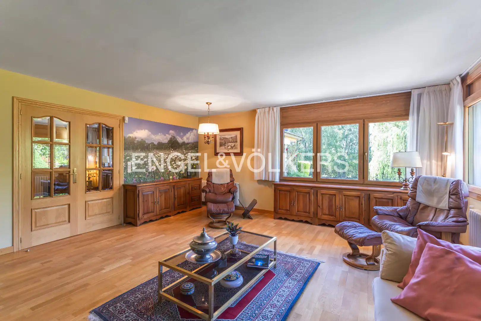 Sala d'estar de Casa o xalet en venda en Puigcerdà amb Calefacció, Jardí privat i Parquet
