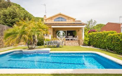 Vista exterior de Casa o xalet en venda en Arenys de Mar amb Aire condicionat, Terrassa i Piscina