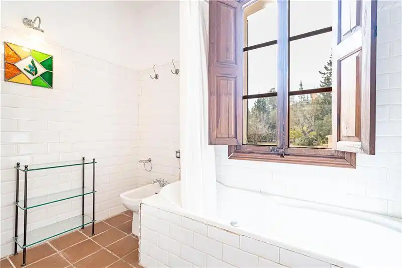 Badezimmer von Country house zum Verkauf in Calvià mit Heizung, Privatgarten und Terrasse