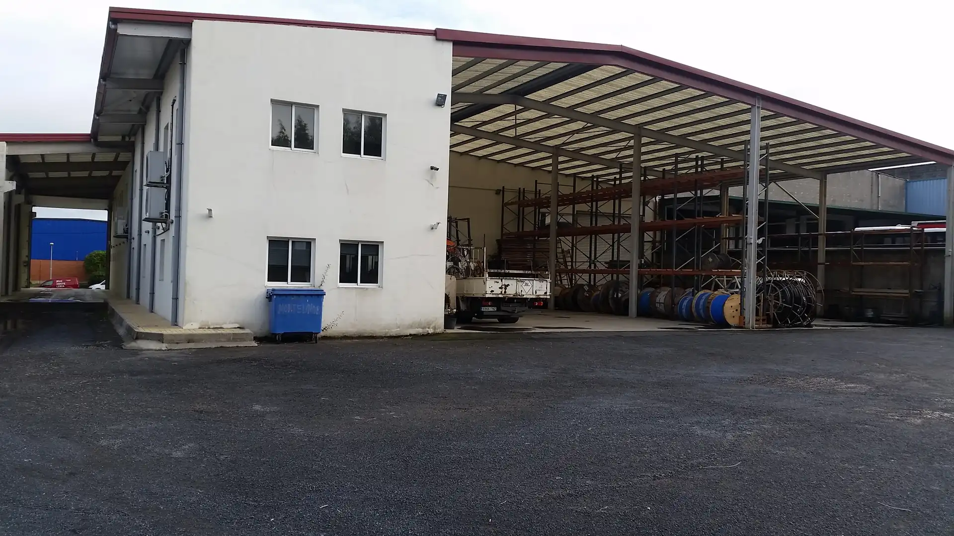 Vista exterior de Nau industrial en venda en Santiago de Compostela 