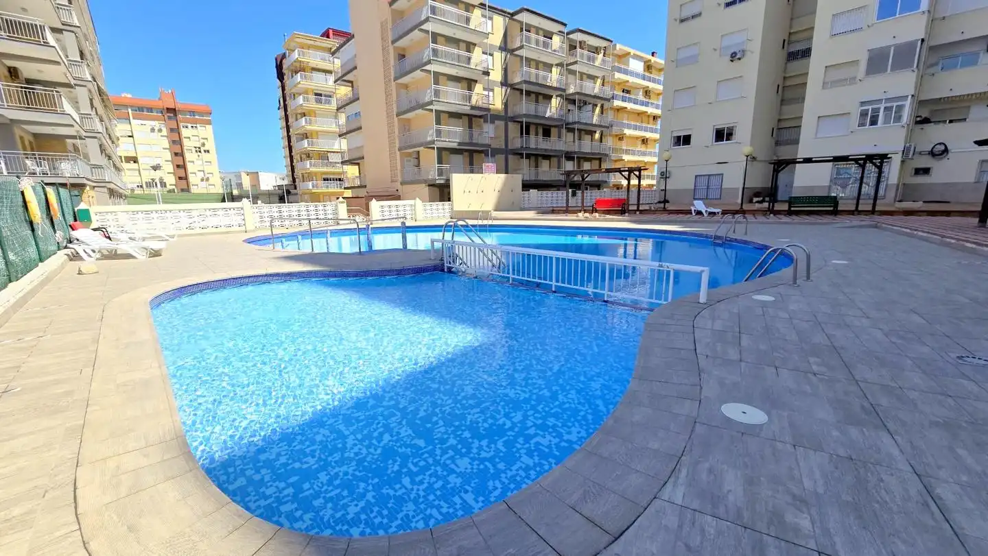 Piscina de Apartament en venda en Gandia amb Aire condicionat, Terrassa i Moblat