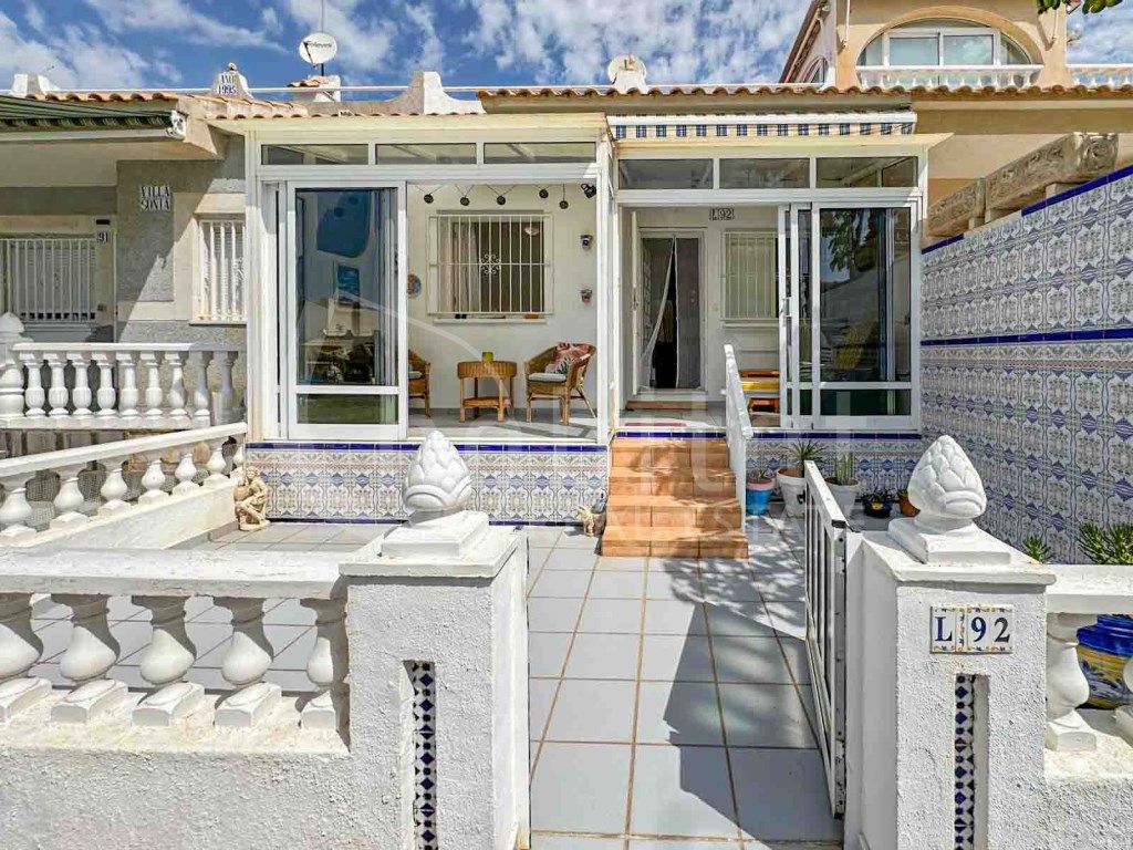 Vista exterior de Casa o xalet en venda en Orihuela amb Aire condicionat, Moblat i Piscina comunitària