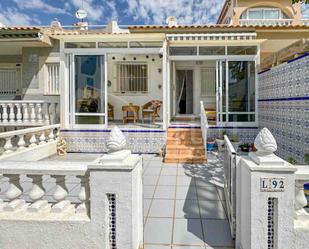 Vista exterior de Casa o xalet en venda en Orihuela amb Aire condicionat, Moblat i Piscina comunitària