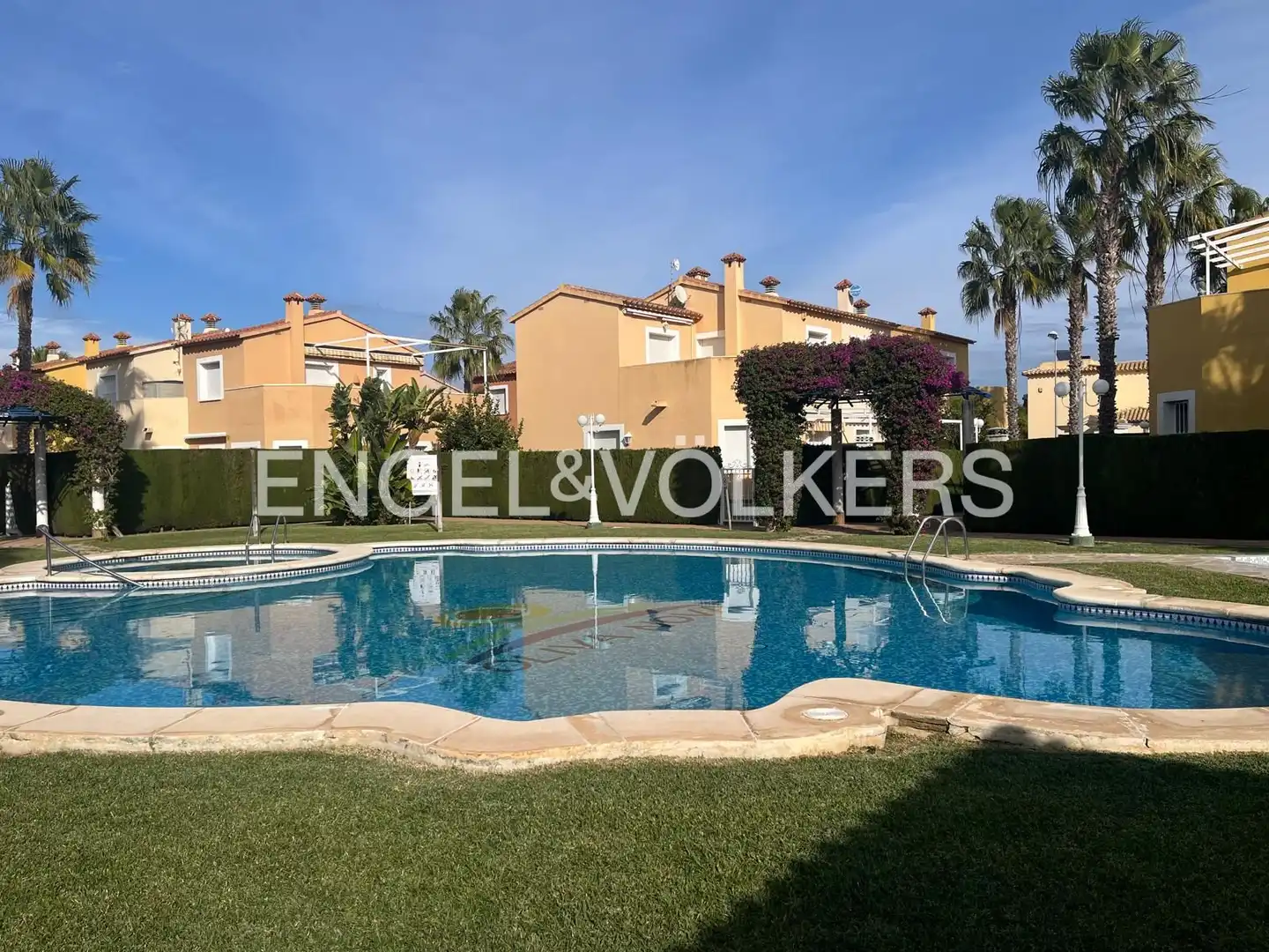 Vista exterior de Casa adosada de alquiler en Oliva con Aire acondicionado, Calefacción y Jardín privado