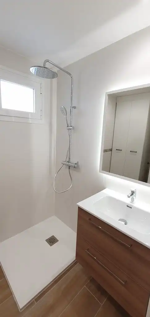 Badezimmer von Wohnungen zur Miete in Madrid mit Klimaanlage, Heizung und Parkett