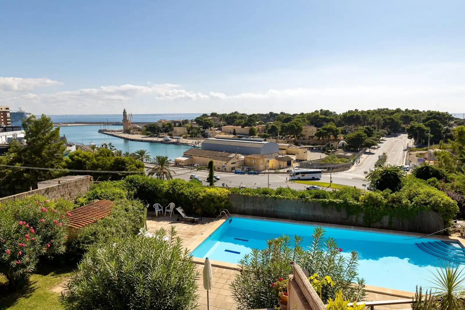 Schwimmbecken von Einfamilien-Reihenhaus zum Verkauf in  Palma de Mallorca mit Klimaanlage, Heizung und Terrasse