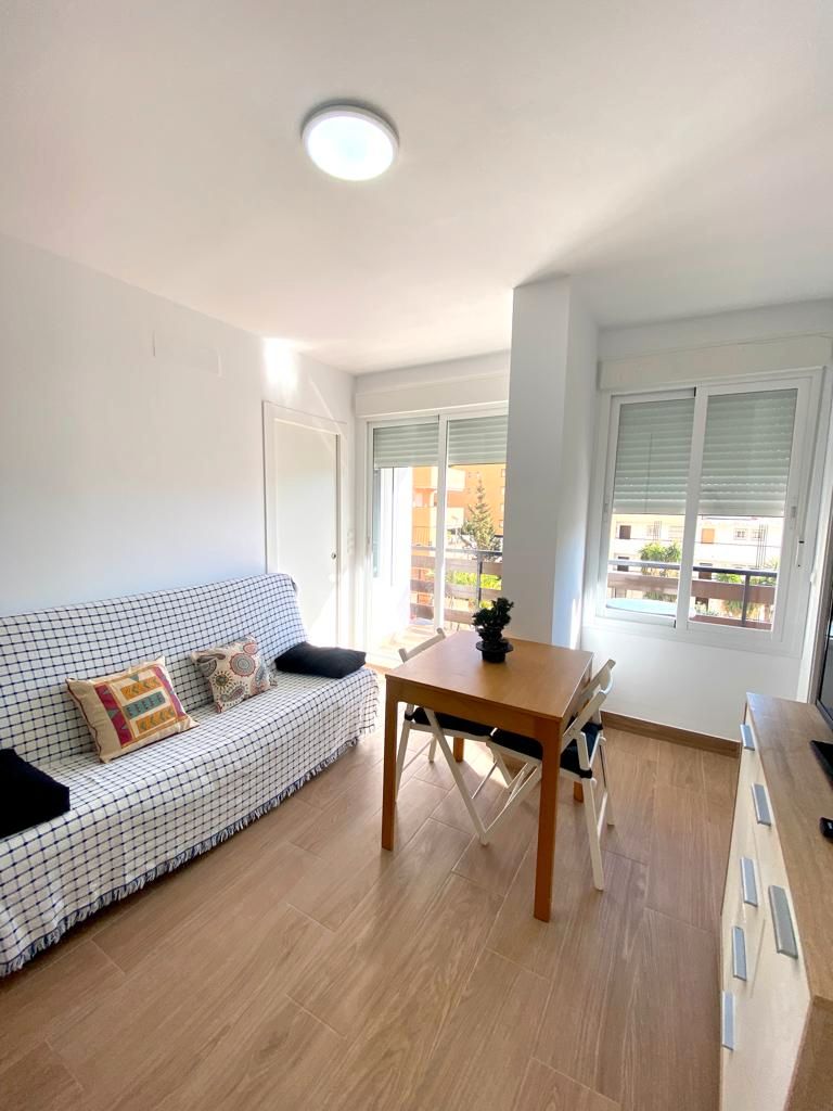 Dormitori de Apartament de lloguer en Benalmádena amb Aire condicionat, Terrassa i Moblat