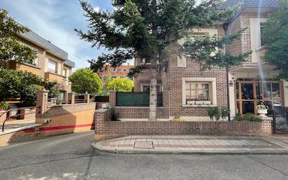 Exterior view of Single-family semi-detached for sale in Valladolid Capital  with Heating, Parquet flooring and Terrace