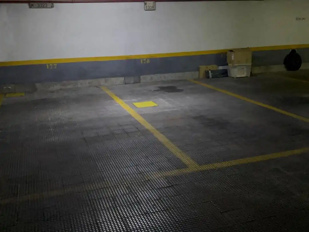 Garatge de lloguer a Calle de Juliana, 4, Jardín de los Reyes - Parque Real