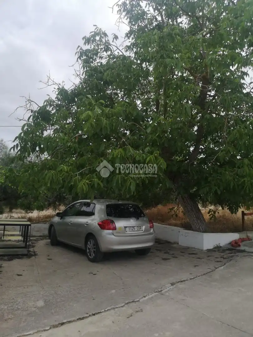 Aparcament de Finca rústica en venda en Lucena amb Jardí privat