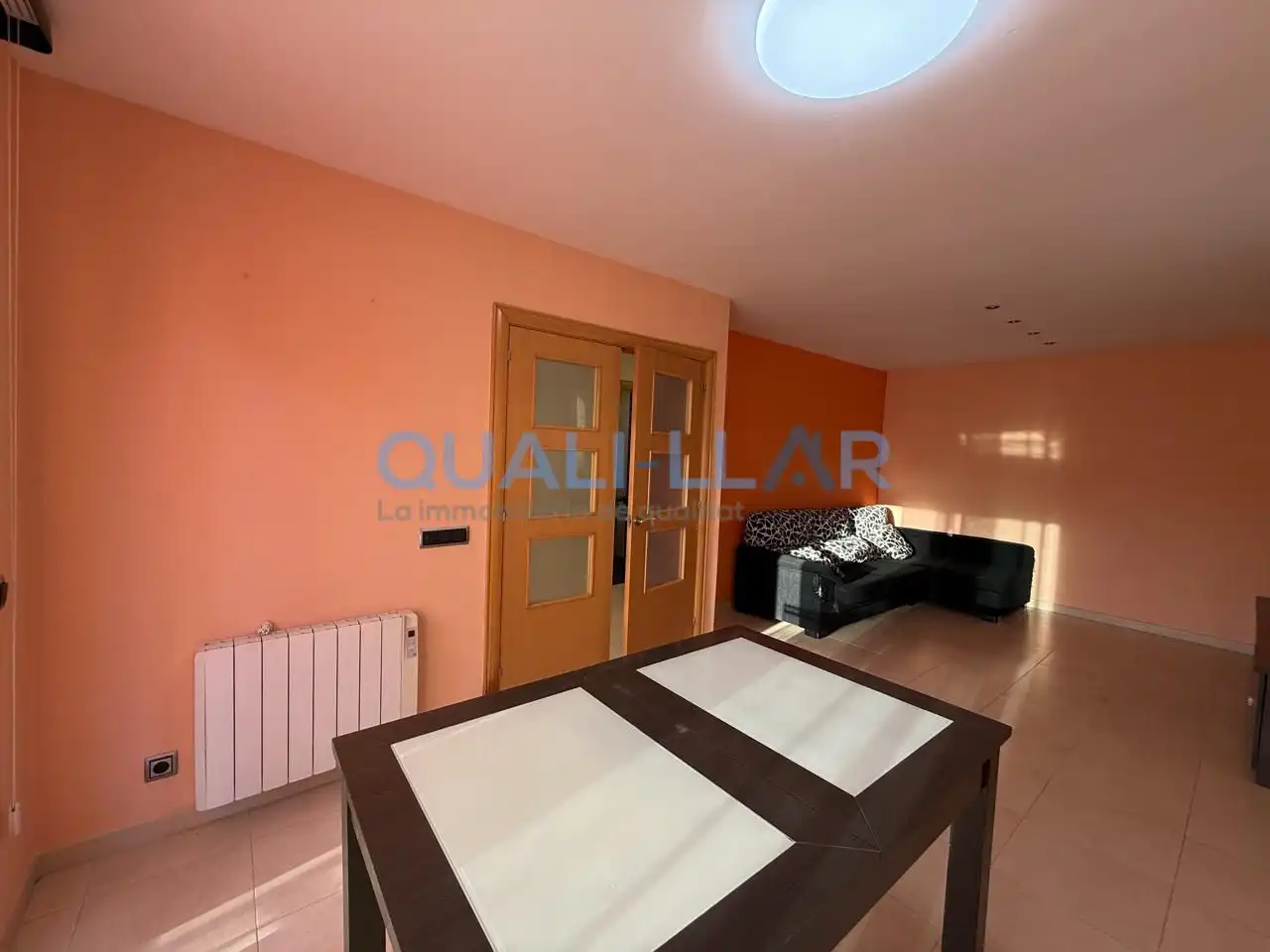 Sala d'estar de Casa o xalet en venda en Cervelló amb Calefacció, Jardí privat i Parquet