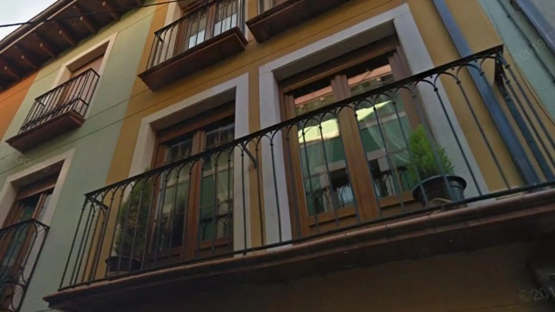 Vista exterior de Pis en venda en León Capital  amb Calefacció i Balcó