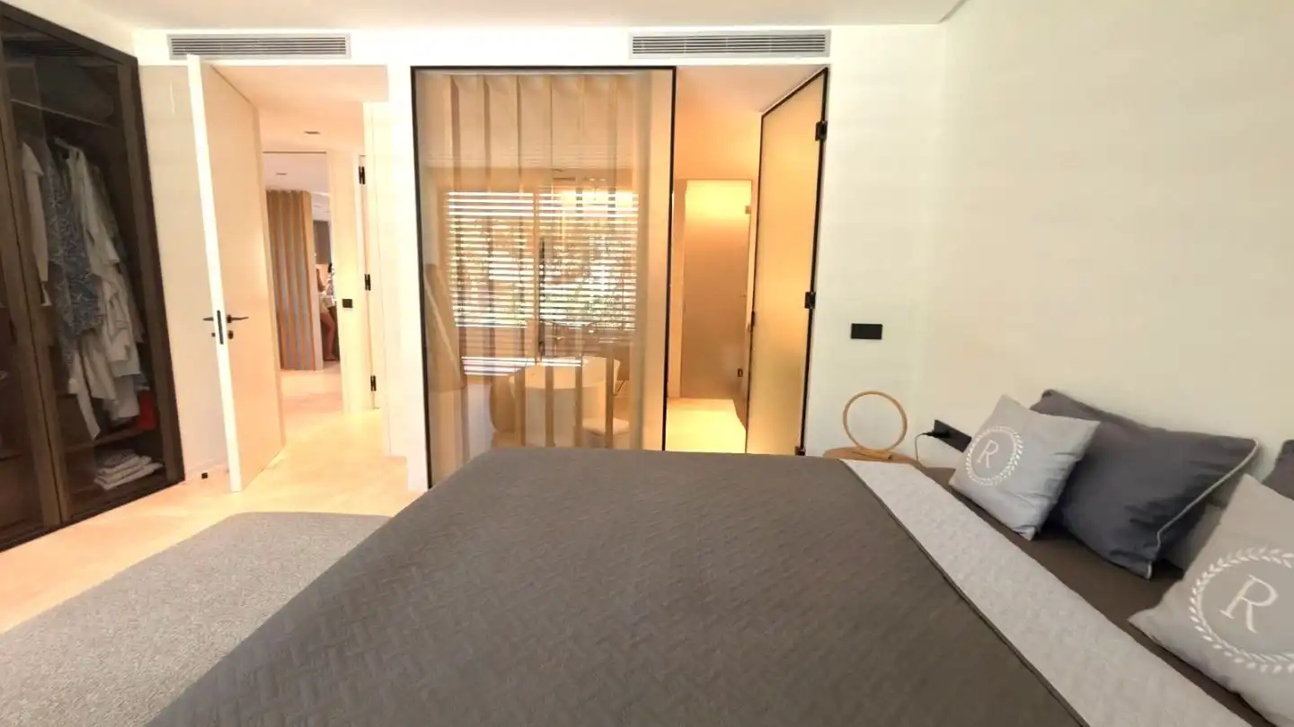 Schlafzimmer von Wohnung zum Verkauf in Sotogrande mit Klimaanlage, Heizung und Privatgarten
