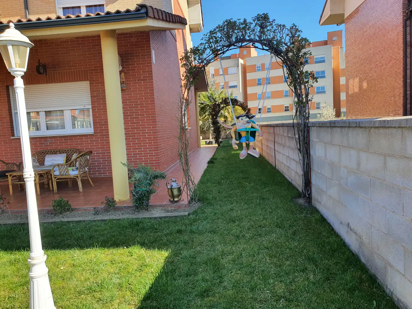 Jardí de Casa o xalet en venda en León Capital  amb Calefacció, Jardí privat i Forn