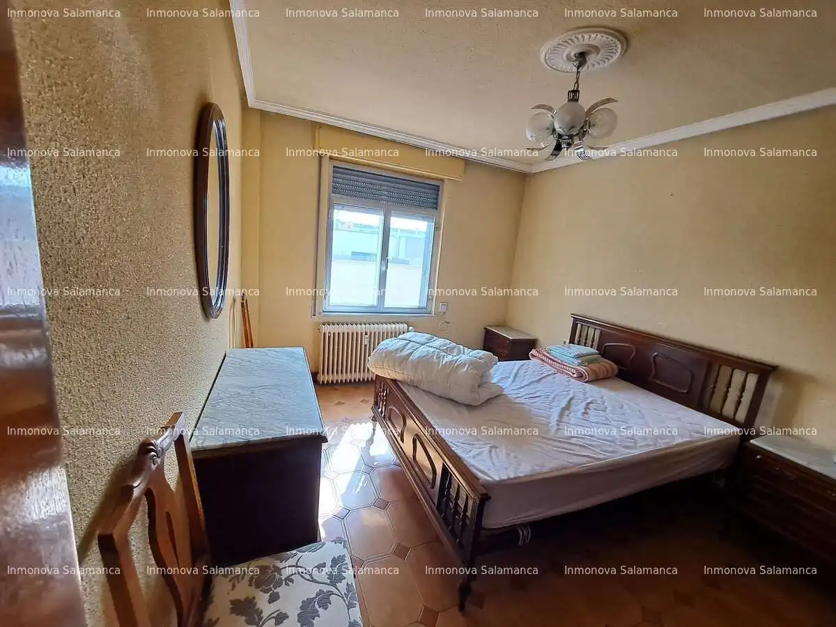 Schlafzimmer von Dachboden zur Miete in Salamanca mit Heizung und Möbliert