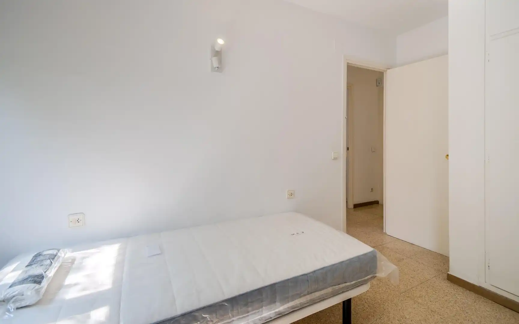 Bedroom of Flat for rent in Girona