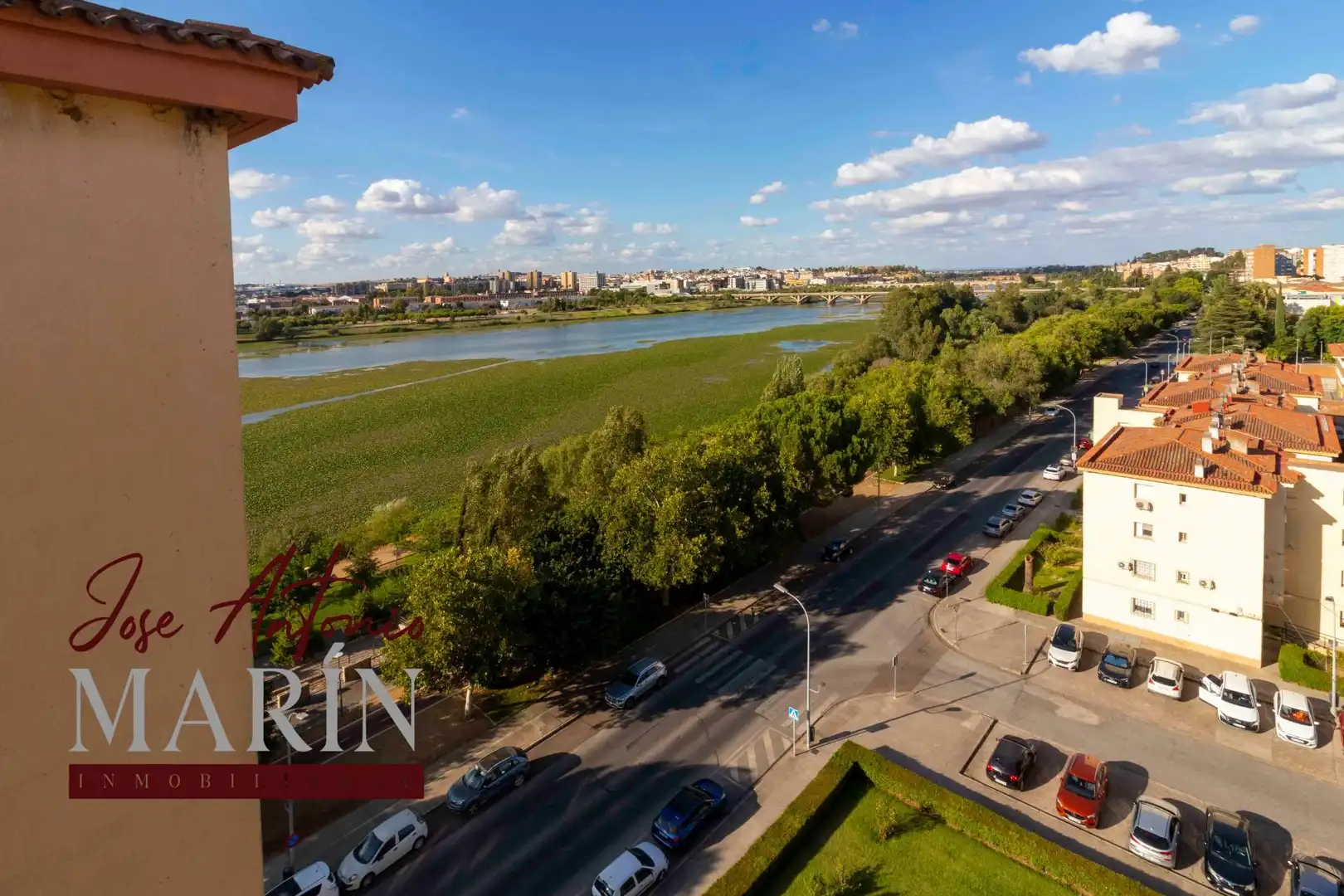 Vista exterior de Pis en venda en Badajoz amb Aire condicionat i Terrassa
