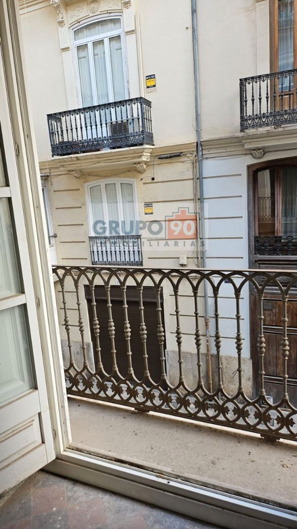 Vista exterior de Pis en venda en  Valencia Capital amb Traster i Balcó
