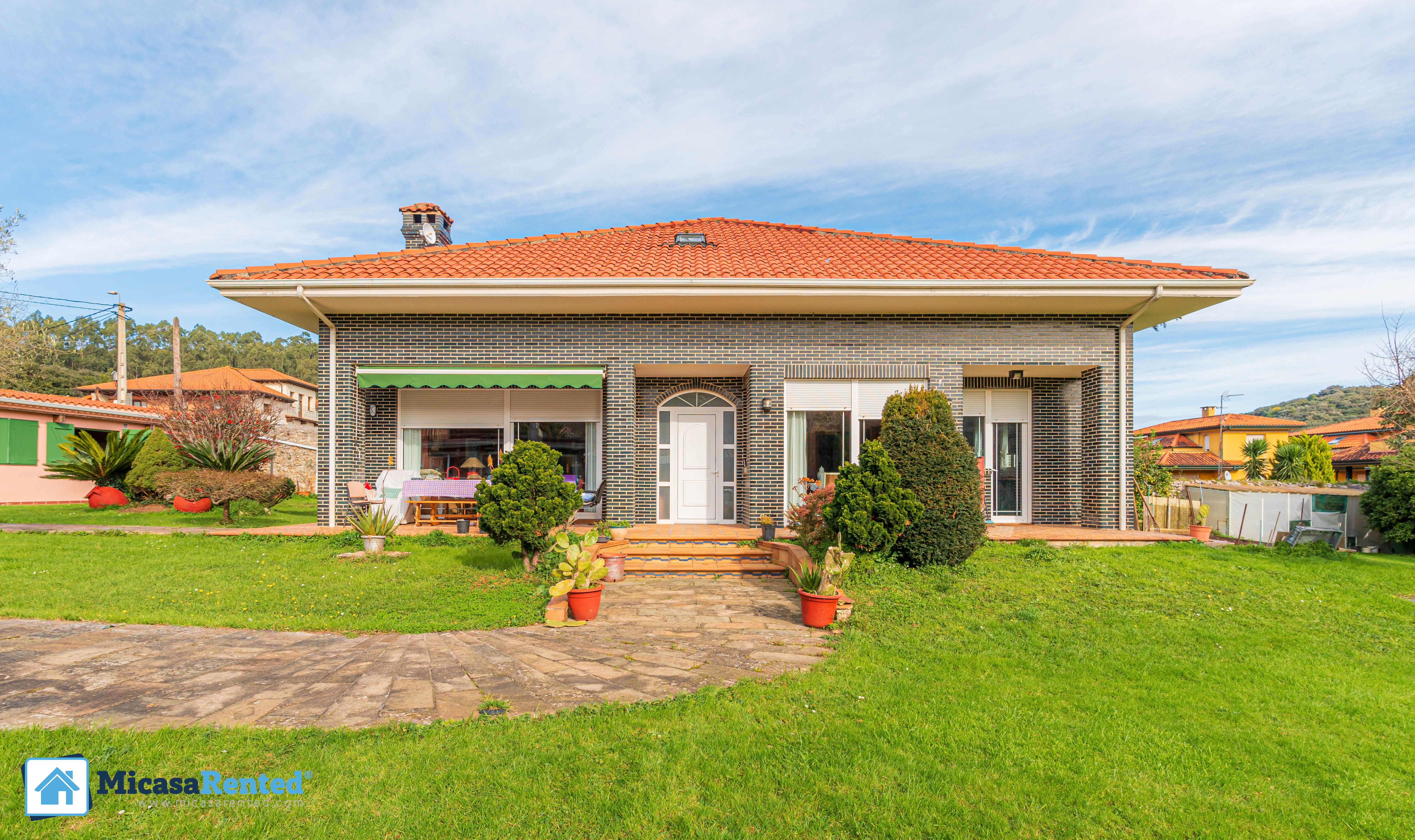 Vista exterior de Casa o xalet en venda en Camargo amb Jardí privat, Parquet i Terrassa