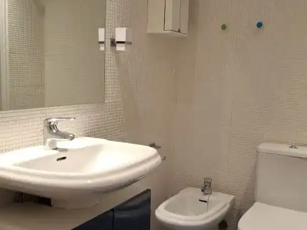 Badezimmer von Wohnung zur Miete in  Madrid Capital mit Klimaanlage und Schwimmbad