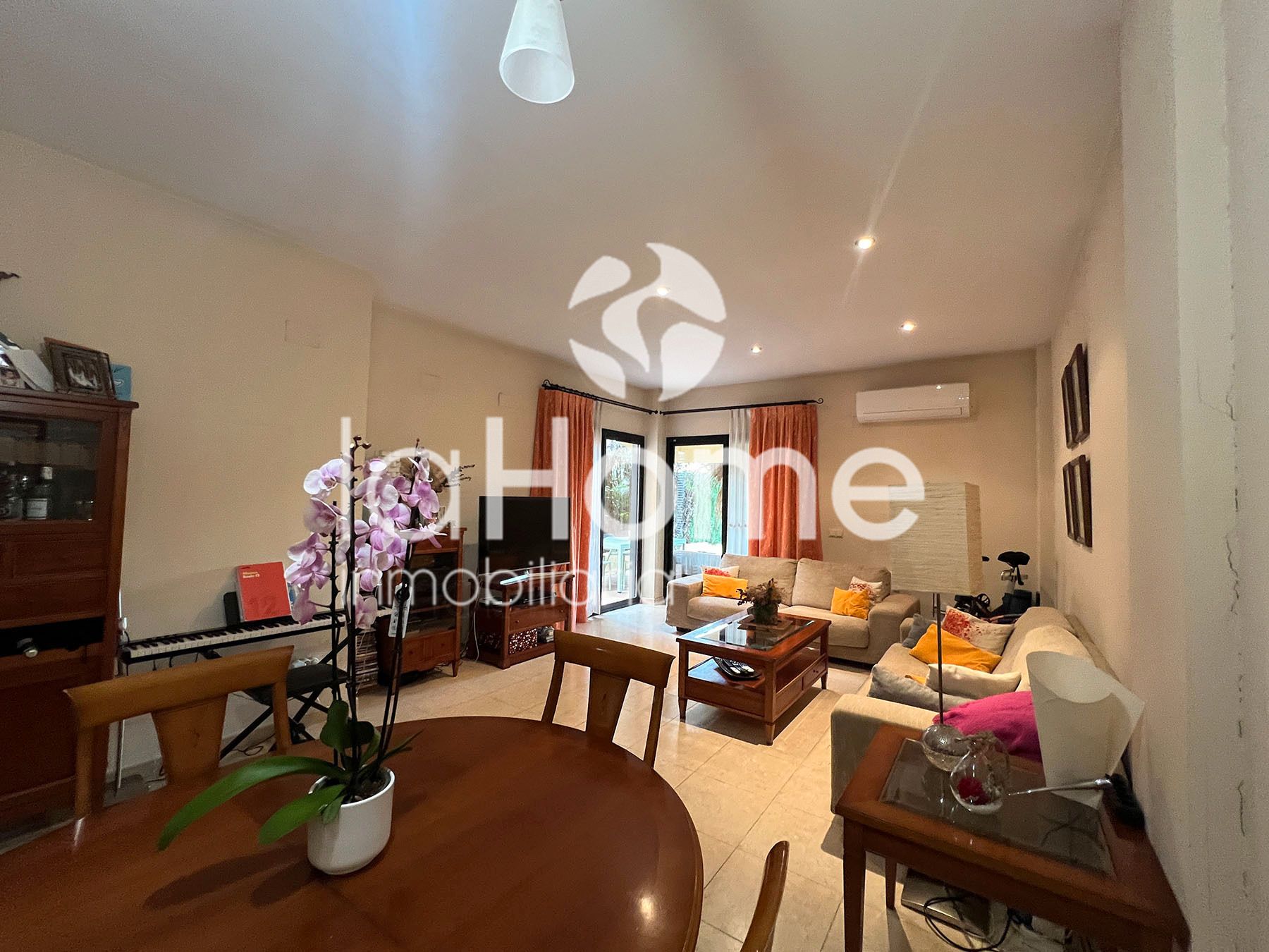 Sala de estar de Casa adosada en venta en Paterna con Aire acondicionado, Jardín privado y Terraza