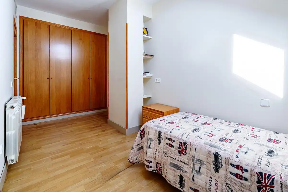 Habitación de Ático en venta en Pozuelo de Alarcón con Aire acondicionado, Calefacción y Jardín privado