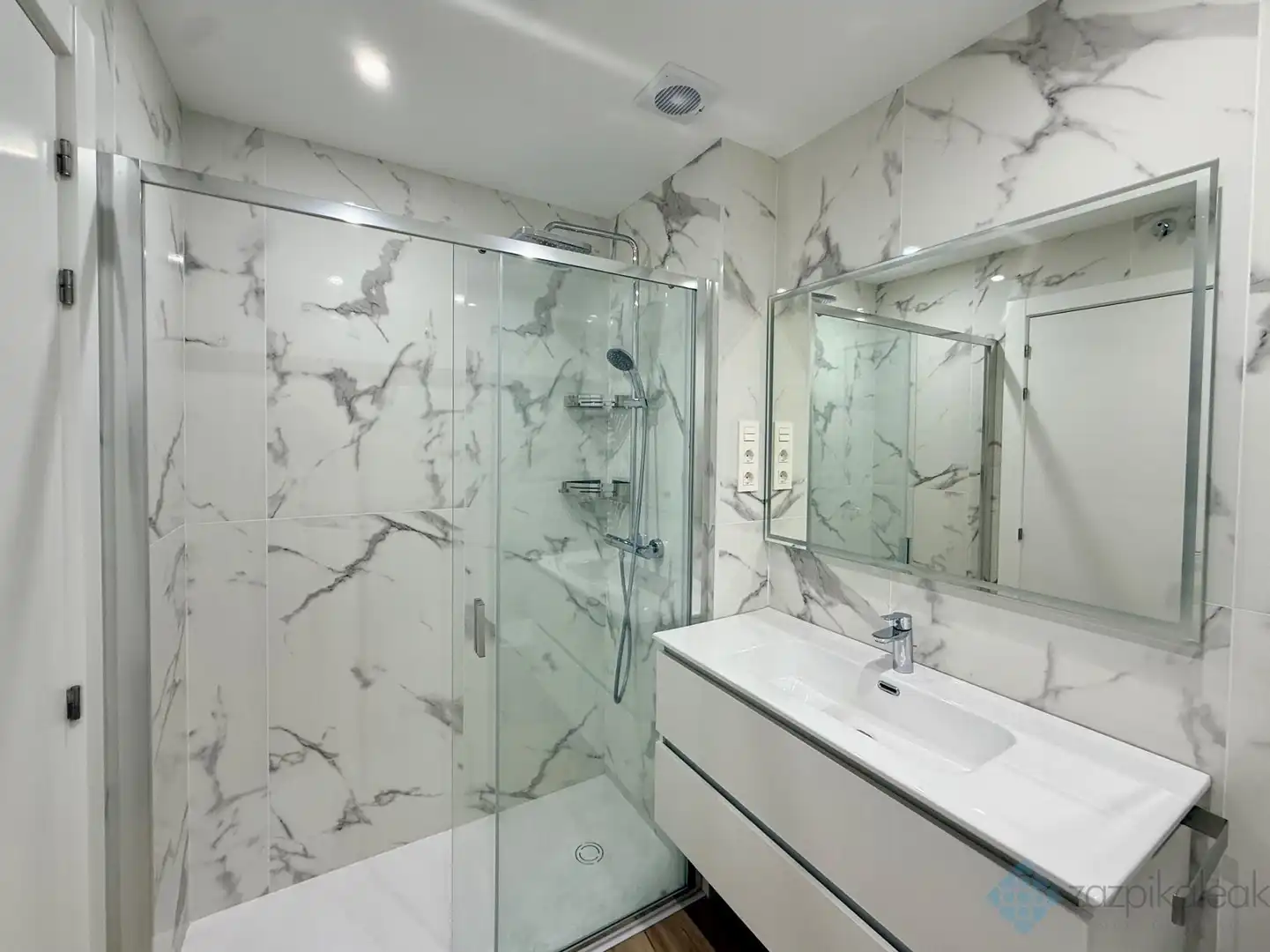 Bathroom of Flat for rent in Bilbao   with Heating and Furnished