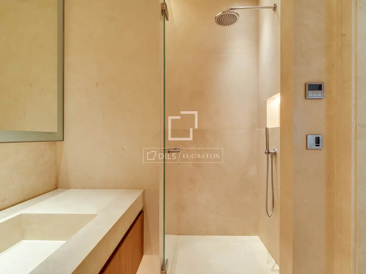 Badezimmer von Wohnung zum Verkauf in Barcelona mit Klimaanlage, Heizung und Parkett