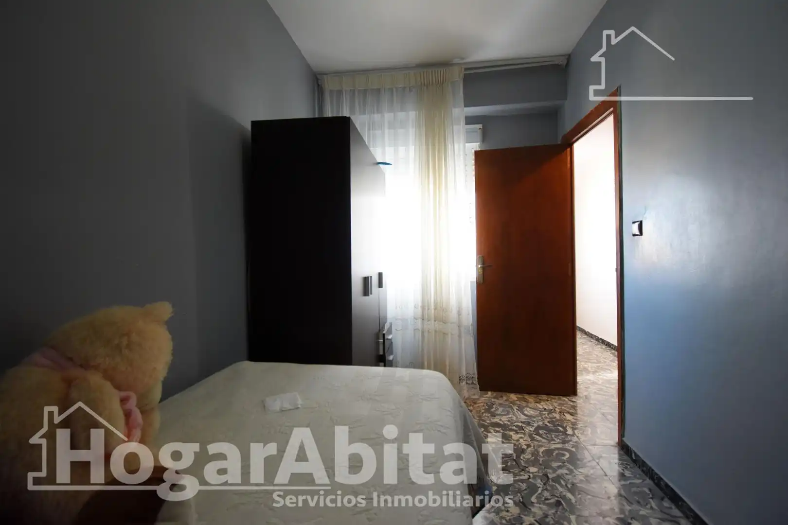 Schlafzimmer von Dachboden zum Verkauf in Oliva mit Terrasse und Möbliert