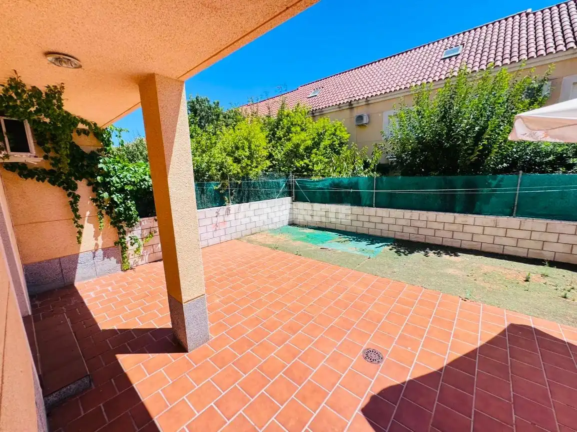 Terrassa de Casa adosada en venda en Albarreal de Tajo amb Aire condicionat, Jardí privat i Terrassa