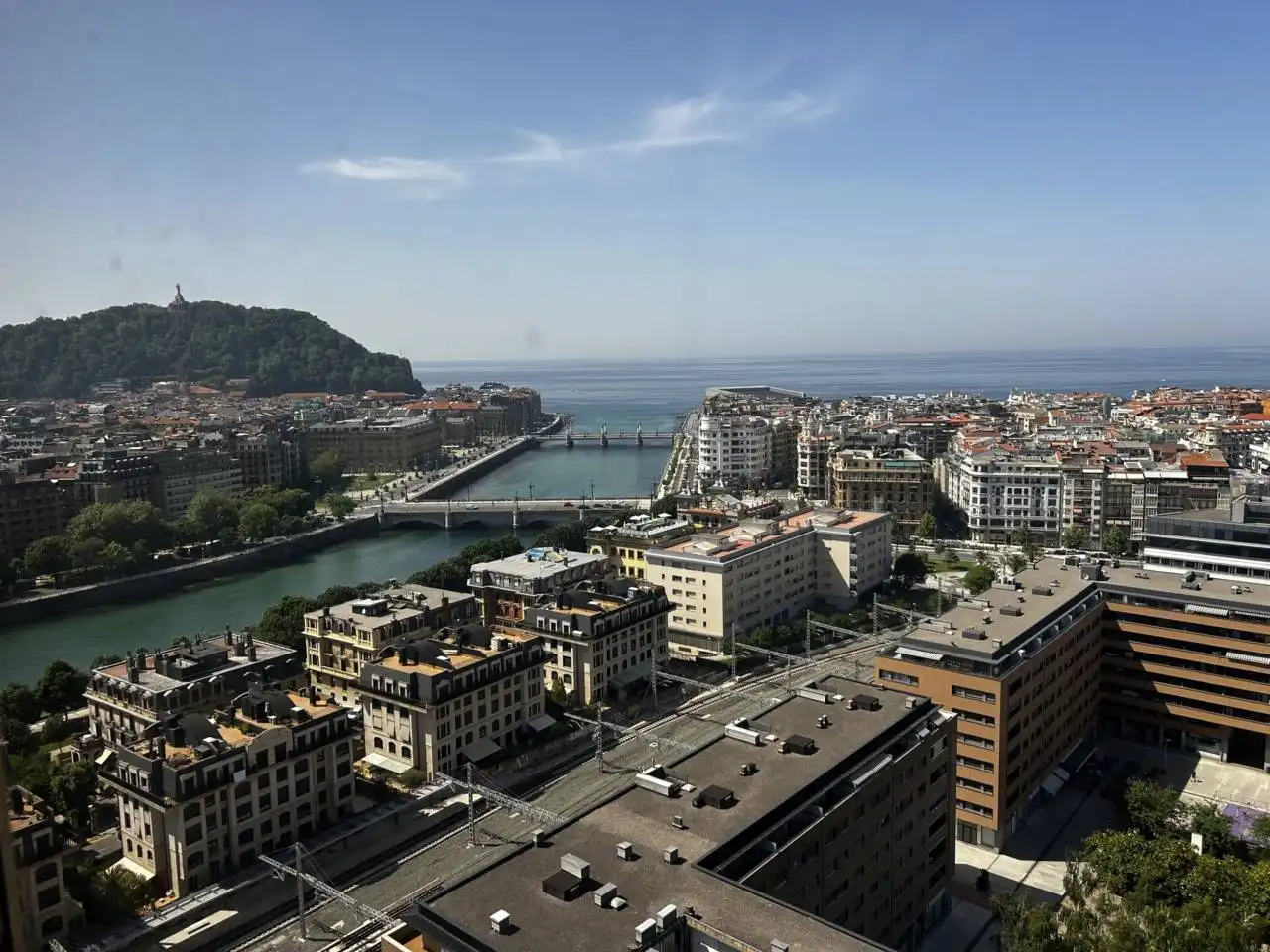 Vista exterior de Pis en venda en Donostia - San Sebastián  amb Calefacció, Traster i Alarma
