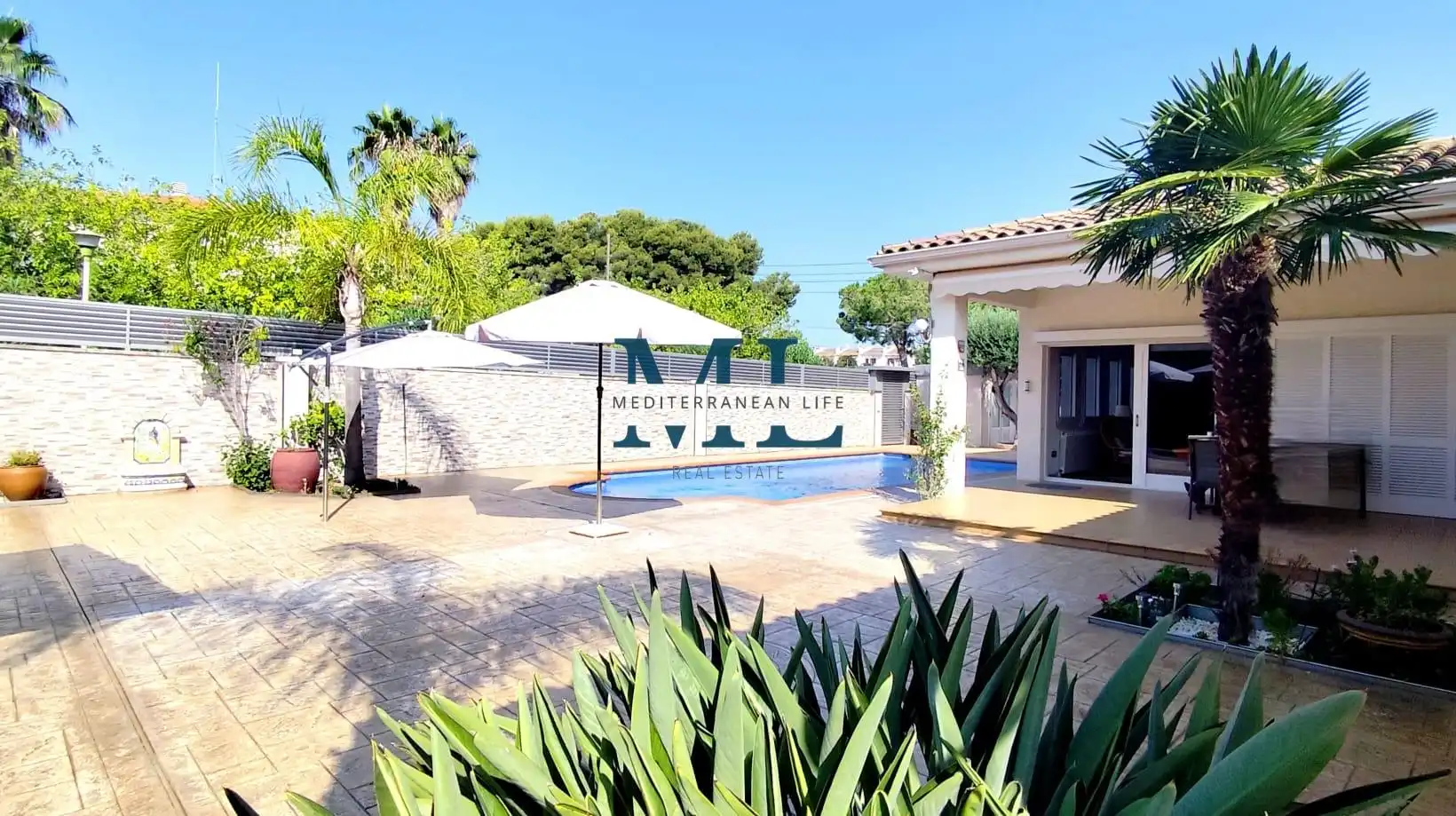 Exterior view of Houses for sale in Roda de Berà  with Heating and Swimming Pool