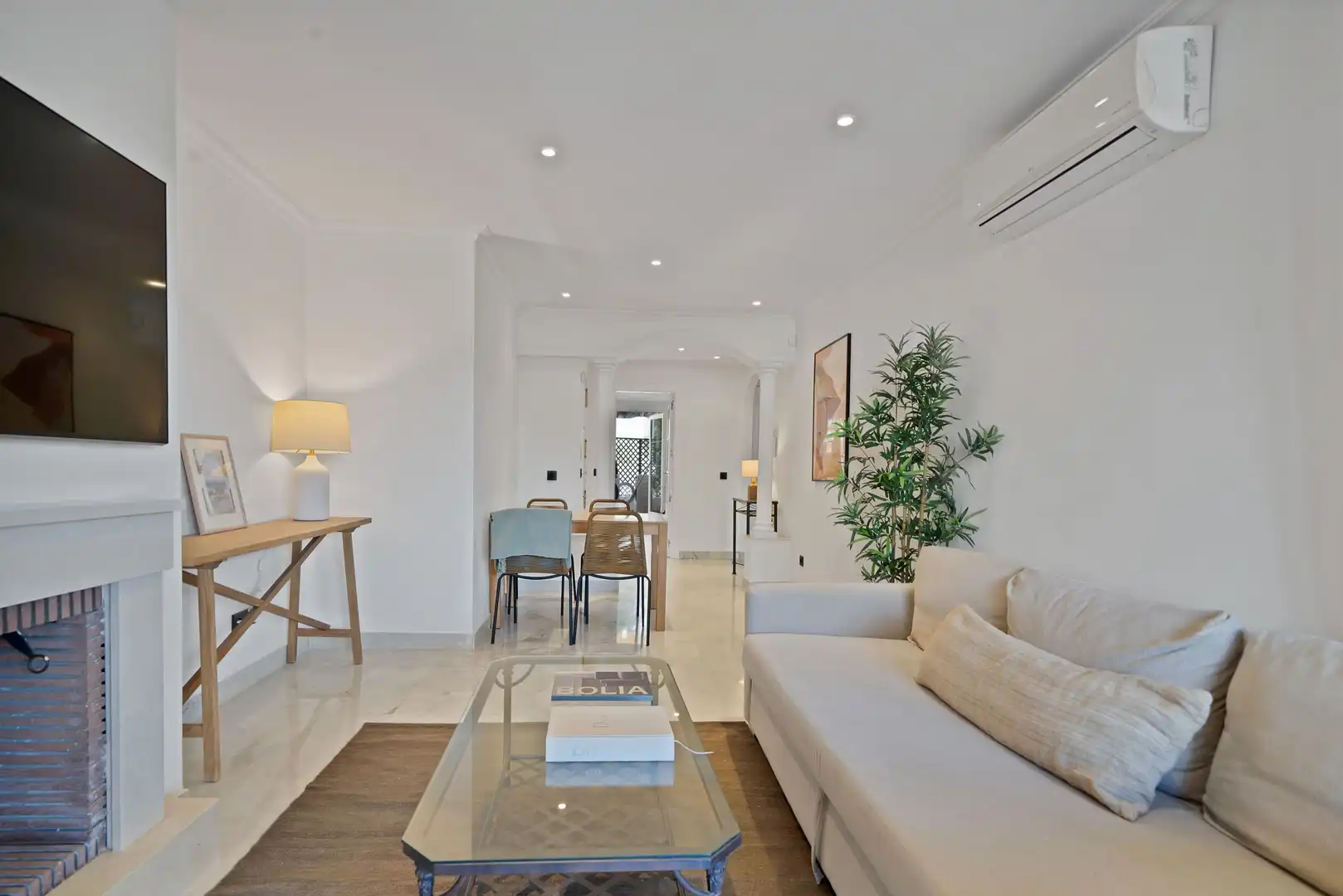 Sala de estar de Apartamento de alquiler en Marbella con Aire acondicionado, Jardín privado y Terraza