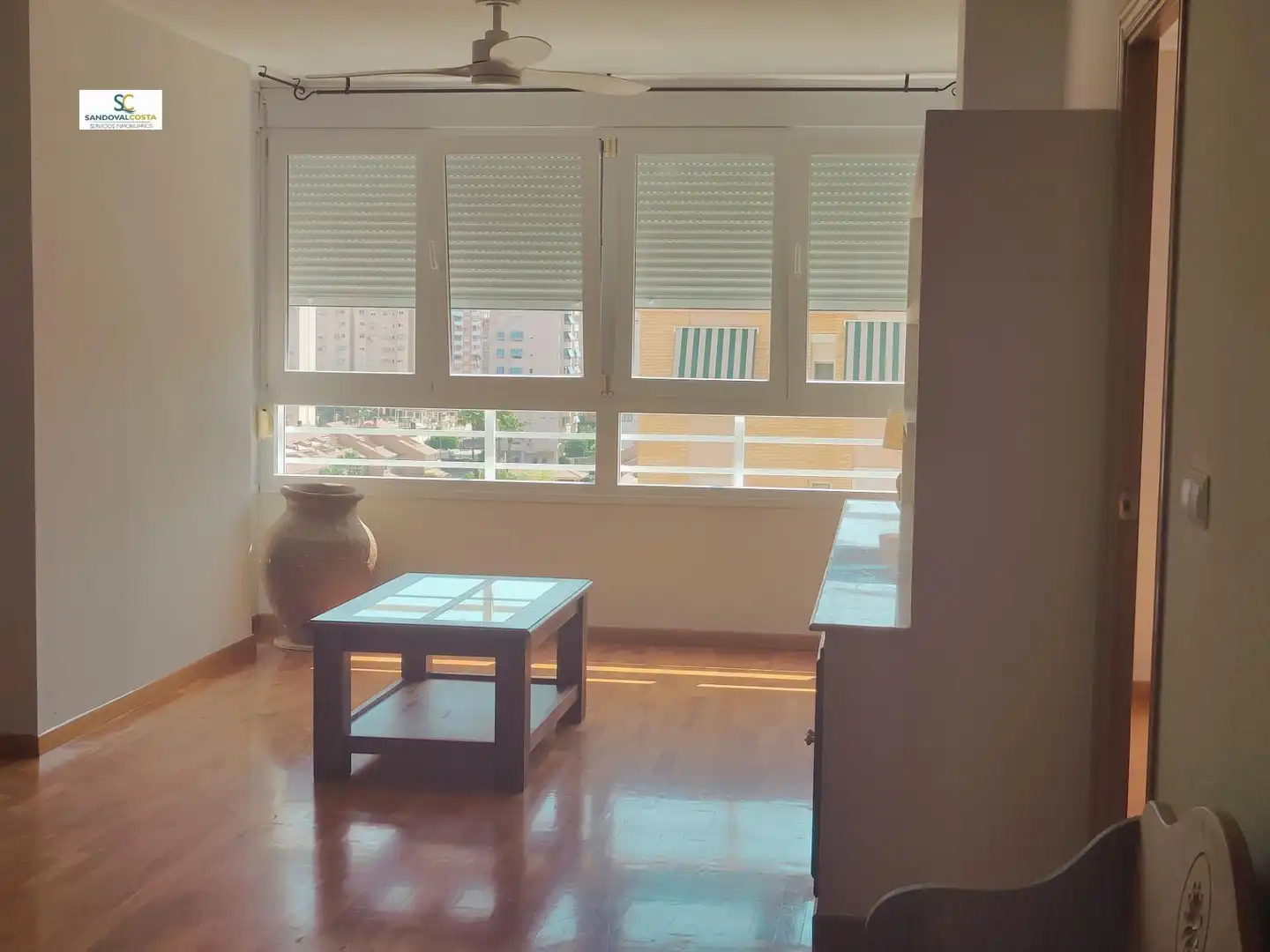 Vista exterior de Piso de alquiler en Alicante / Alacant con Parquet y Piscina comunitaria