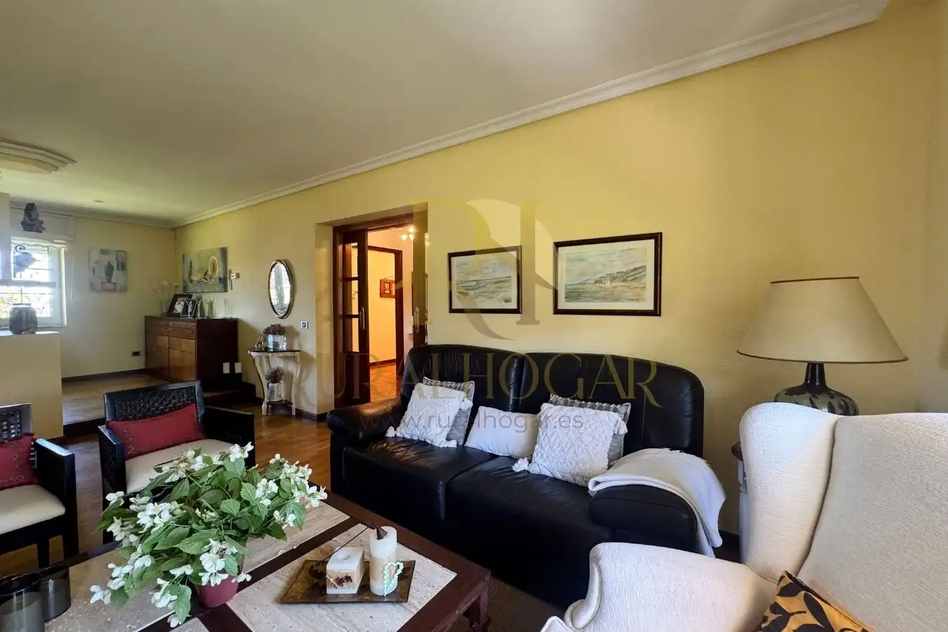 Sala de estar de Casa o chalet en venta en Santovenia de la Valdoncina con Calefacción, Jardín privado y Parquet