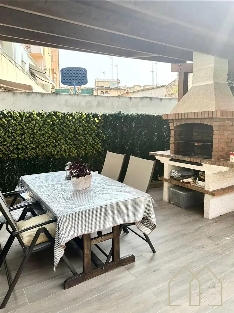 Terrasse von Einfamilien-Reihenhaus zum Verkauf in Caldes de Malavella mit Klimaanlage, Heizung und Privatgarten