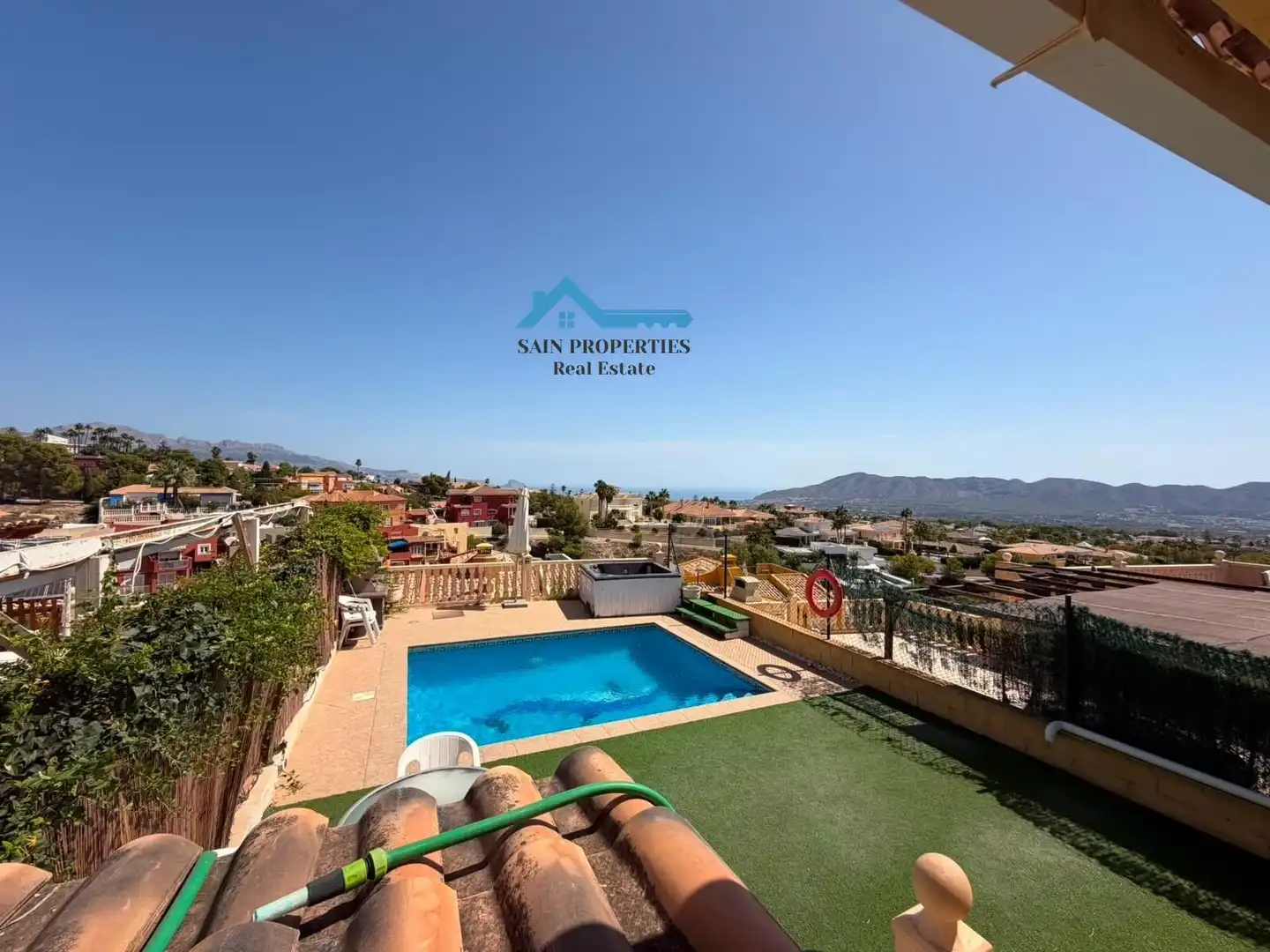 Casa aparellada amb terrassa en venda a Coloma