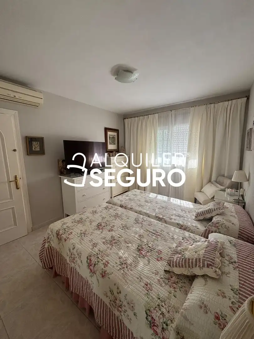Detached house with pool to rent in Escritor busto previ, imagen 21
