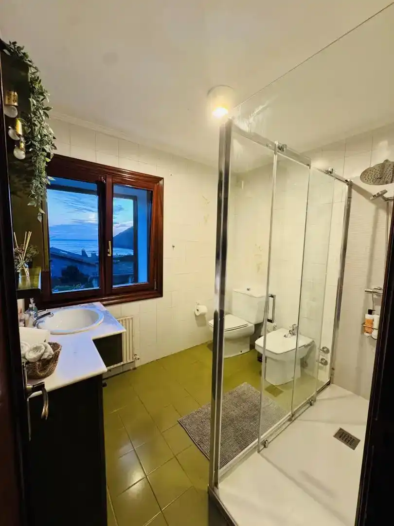 Baño de Casa o chalet en venta en Castro-Urdiales con Balcón