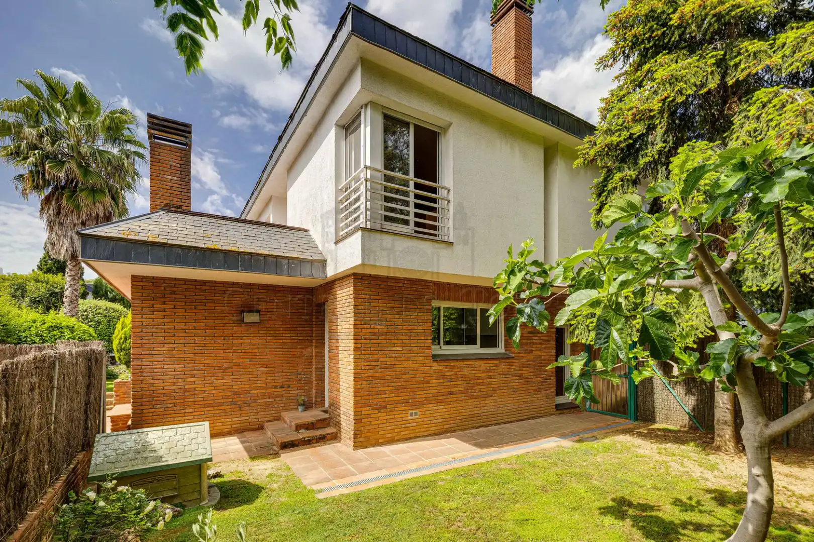 Vista exterior de Casa o chalet en venta en Sant Cugat del Vallès con Calefacción, Jardín privado y Parquet