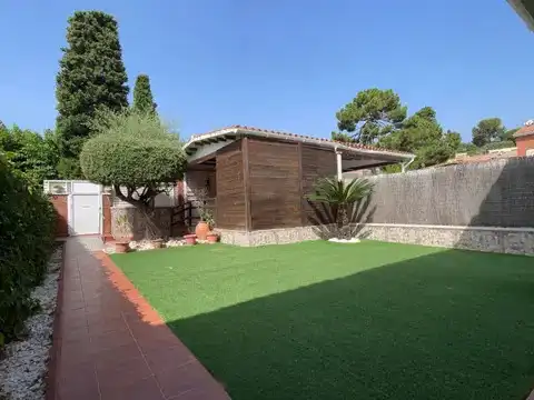 Casa aparellada amb terrassa en venda a Carrer Puigmal, imagen 7