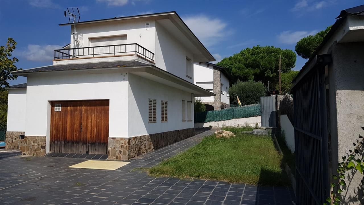 Exterior view of House or chalet for sale in Canovelles  with Community pool
