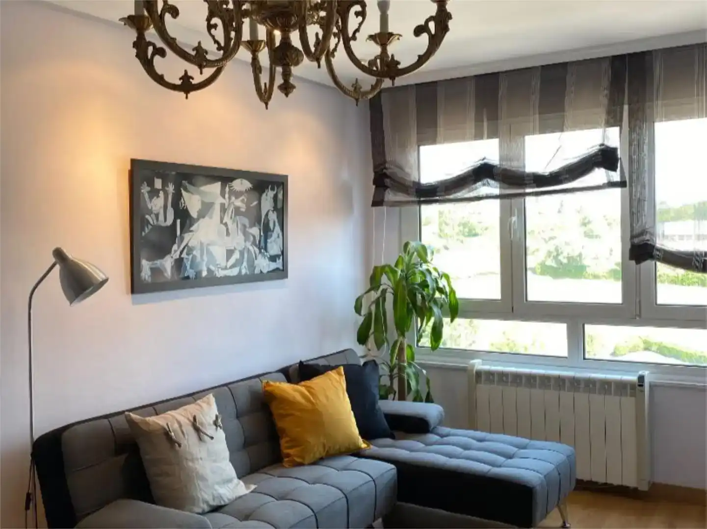 Sala d'estar de Pis de lloguer en Oviedo  amb Balcó