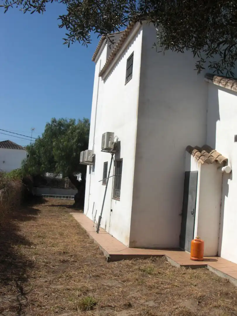 Vista exterior de Casa o xalet en venda en Chiclana de la Frontera amb Terrassa